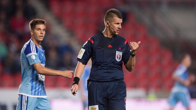 Rozhodčí Michal Paták během utkání Slavia - Mladá Boleslav. Rozhodčí Michal Paták během utkání Slavia - Mladá Boleslav.