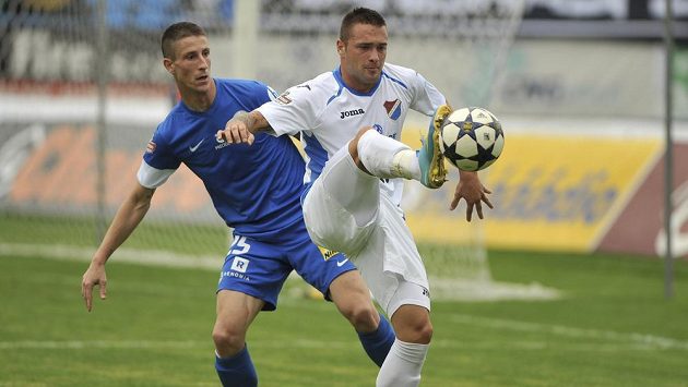 Liberecký obránce Jiří Fleišman (vlevo) brání Antonína Fantiše z Baníku Ostrava. Liberecký obránce Jiří Fleišman (vlevo) brání Antonína Fantiše z Baníku Ostrava.