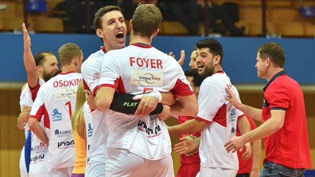 Odvetné utkání 3. kola Poháru CEV volejbalistů mezi VK Jihostroj České Budějovice a Hapoel Mate-Asher Akko. Hráčí Hapoelu se radují z vítězství. Odvetné utkání 3. kola Poháru CEV volejbalistů mezi VK Jihostroj České Budějovice a Hapoel Mate-Asher Akko. Hráčí Hapoelu se radují z vítězství.