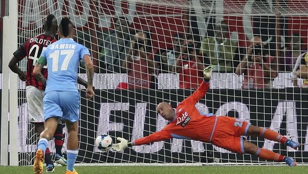 Mario Balotelli neproměňuje pokutový kop v zápase proti Neapoli. Mario Balotelli neproměňuje pokutový kop v zápase proti Neapoli.