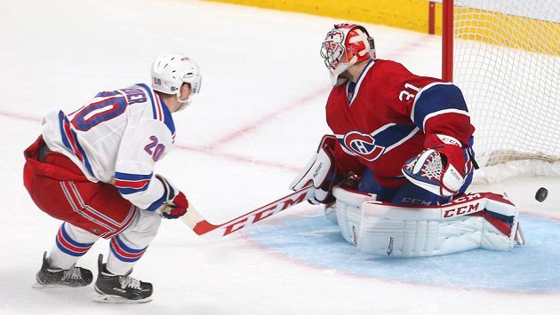 Chris Kreider z New Yorku Rangers dává gól Careymu Priceovi v brance Montrealu. Chris Kreider z New Yorku Rangers dává gól Careymu Priceovi v brance Montrealu.