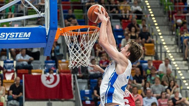Český basketbalista Jan Veselý smečuje. Český basketbalista Jan Veselý smečuje.