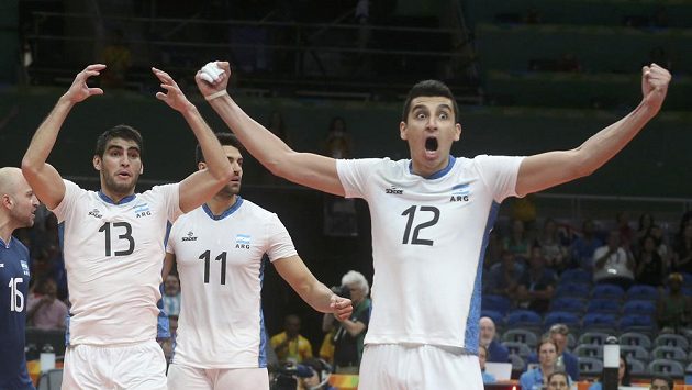 Argentinci Bruno Lima (vpravo) a Ezequiel Palacios se radují z výhry nad Rusy. Argentinci Bruno Lima (vpravo) a Ezequiel Palacios se radují z výhry nad Rusy.