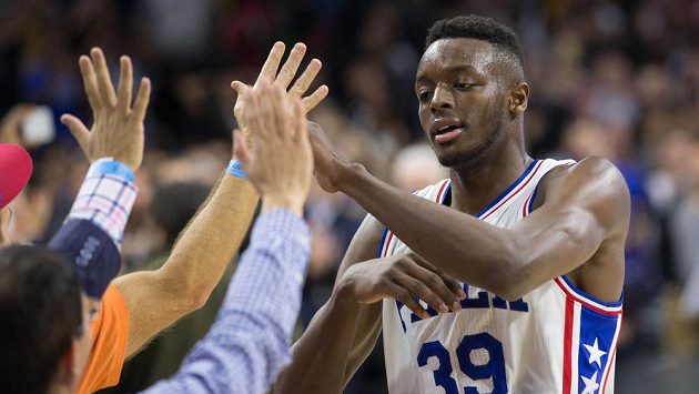 Jerami Grant z Philadelhpie oslavuje s fanoušky výhru nad LA Lakers. Jerami Grant z Philadelhpie oslavuje s fanoušky výhru nad LA Lakers.