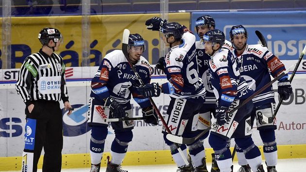 Hokejisté Vítkovic se radují z prvního gólu, který dal Dominik Lakatoš (vlevo) Hokejisté Vítkovic se radují z prvního gólu, který dal Dominik Lakatoš (vlevo)