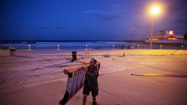 Hokejový klub Florida Panthers pronajal letadlo, kterým své hráče a další zaměstnance dopraví i s rodinami a domácími zvířaty do bezpečí před očekávaným víkendovým úderem hurikánu Irma. Guvernér státu Florida Rick Scott nařídil evakuaci půl milionu lidí z pobřežních oblastí. Hokejový klub Florida Panthers pronajal letadlo, kterým své hráče a další zaměstnance dopraví i s rodinami a domácími zvířaty do bezpečí před očekávaným víkendovým úderem hurikánu Irma. Guvernér státu Florida Rick Scott nařídil evakuaci půl milionu lidí z pobřežních oblastí.
