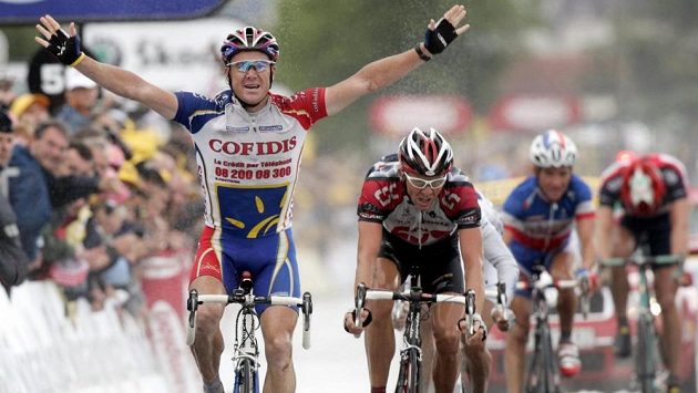 Australský cyklista Stuart O'Grady při vítězné etapě na Tour. Australský cyklista Stuart O'Grady při vítězné etapě na Tour.