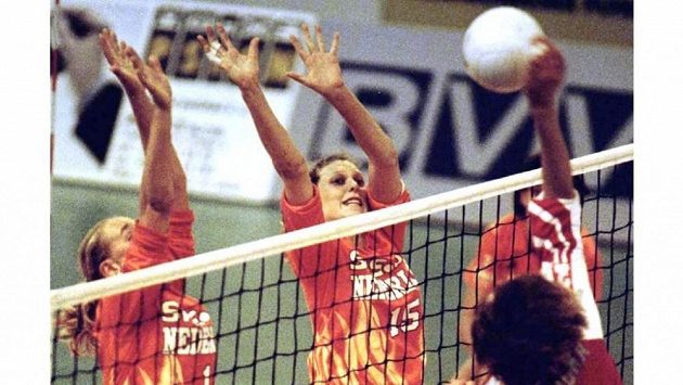 Nizozemská reprezentantka Ingrid Visserová (uprostřed) na archivním snímku z utkání s Lotyšskem. Nizozemská reprezentantka Ingrid Visserová (uprostřed) na archivním snímku z utkání s Lotyšskem.