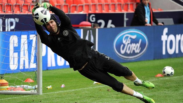 Brankář Chelsea Petr Čech během tréninku. Brankář Chelsea Petr Čech během tréninku.