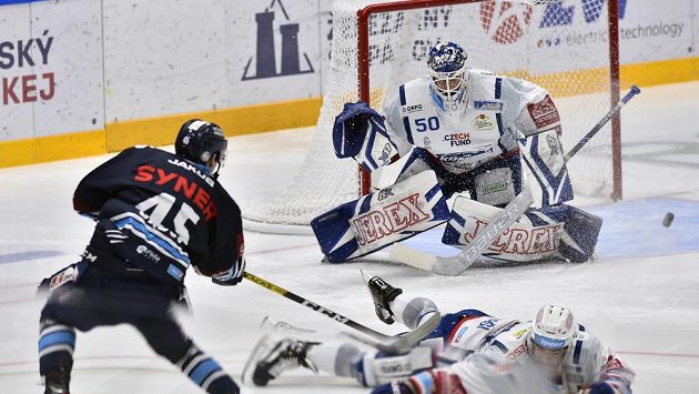 Jan Ordoš z Liberce, Michal Gulaši z Brna a brankář Brna Karel Vejmelka v akci během extraligového utkání. Jan Ordoš z Liberce, Michal Gulaši z Brna a brankář Brna Karel Vejmelka v akci během extraligového utkání.