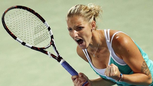 Česká tenistka Karolína Plíšková se raduje z postupu do finále v Dubaji. Česká tenistka Karolína Plíšková se raduje z postupu do finále v Dubaji.
