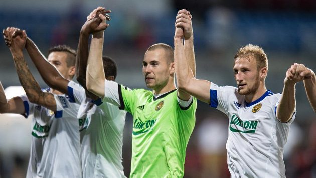 Fotbalisté Zlína oslavují vítězství v Plzni. Fotbalisté Zlína oslavují vítězství v Plzni.