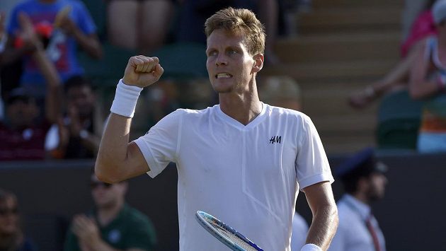 Tomáš Berdych slaví postup do osmifinále Wimbledonu. Tomáš Berdych slaví postup do osmifinále Wimbledonu.