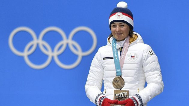 Česká reprezentantka Veronika Vítková s bronzovou medailí. Česká reprezentantka Veronika Vítková s bronzovou medailí.