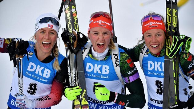Herrmannová (uprostřed), Eckhoffová (vlevo) a Dahlmeierová. Nejlepší trio ze stíhačky na MS. Herrmannová (uprostřed), Eckhoffová (vlevo) a Dahlmeierová. Nejlepší trio ze stíhačky na MS.