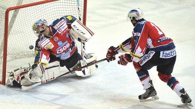 Pardubický brankář Július Hudáček v akci. Pardubický brankář Július Hudáček v akci.