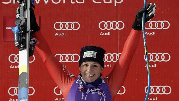 Italka Elena Fanchiniová slaví vítězství ve sjezdu Světového poháru v Cortině D´Ampezzo. Italka Elena Fanchiniová slaví vítězství ve sjezdu Světového poháru v Cortině D´Ampezzo.