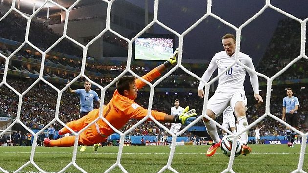 Wayne Rooney (vpravo) skóruje proti Uruguayi. Wayne Rooney (vpravo) skóruje proti Uruguayi.