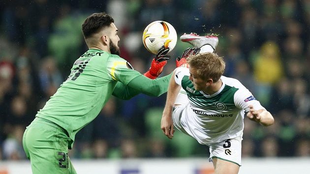 Liberecký gólman Tomáš Koubek při zákroku v utkání s Groningenem. Liberecký gólman Tomáš Koubek při zákroku v utkání s Groningenem.