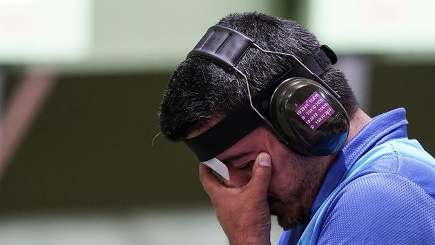 Íránský střelec Džavád Forúghí v emocích po zisku zlata na OH. Íránský střelec Džavád Forúghí v emocích po zisku zlata na OH.