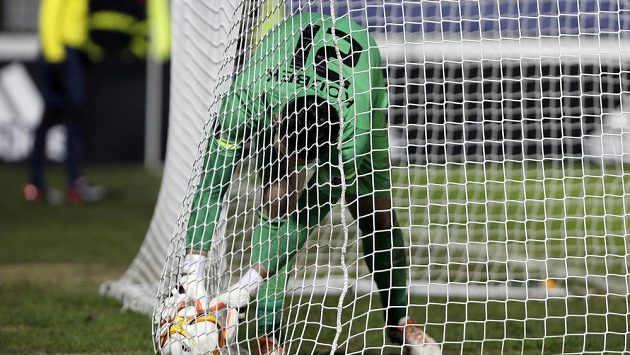 Brankář Tomáš Koubek z Liberce vytahuje míč ze sítě v utkání s Marseille. Brankář Tomáš Koubek z Liberce vytahuje míč ze sítě v utkání s Marseille.