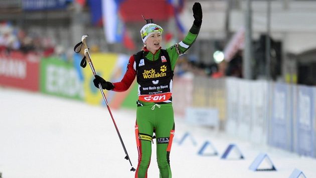Běloruska Darja Domračevová zdraví v cíli diváky. Běloruska Darja Domračevová zdraví v cíli diváky.