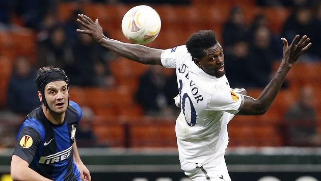 Emmanuel Adebayor (vpravo) z Tottenhamu Hotspur v utkání proti Interu Milán. Emmanuel Adebayor (vpravo) z Tottenhamu Hotspur v utkání proti Interu Milán.