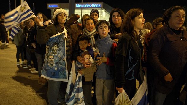 Fanoušci Uruguaye čekají na letišti v Montevideu na přílet fotbalisty Luise Suáreze. Fanoušci Uruguaye čekají na letišti v Montevideu na přílet fotbalisty Luise Suáreze.
