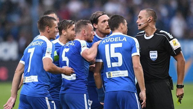 Sudí Miroslav Zelinka před rozhořčenými hráči Liberce. Sudí Miroslav Zelinka před rozhořčenými hráči Liberce.