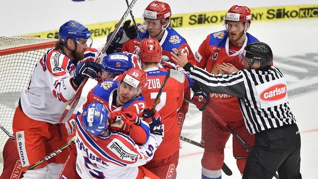 Potyčka před českou brankou v utkání s Ruskem. Potyčka před českou brankou v utkání s Ruskem.
