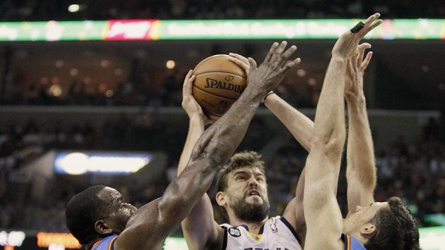 Domácí Grizzlies táhl k vítězství Marc Gasol (uprostřed). Domácí Grizzlies táhl k vítězství Marc Gasol (uprostřed).