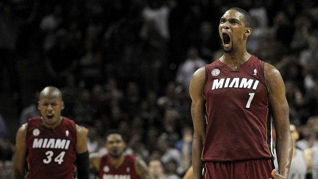 Chris Bosh z Miami Heat v záplavě emocí po rozhodující „trojce". Chris Bosh z Miami Heat v záplavě emocí po rozhodující „trojce".