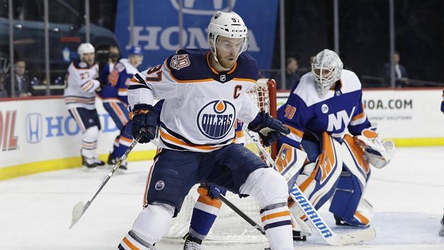 Kanaďan McDavid si za svůj zákrok na obránce Islanders Leddyho nezahraje dva zápasy. Kanaďan McDavid si za svůj zákrok na obránce Islanders Leddyho nezahraje dva zápasy.