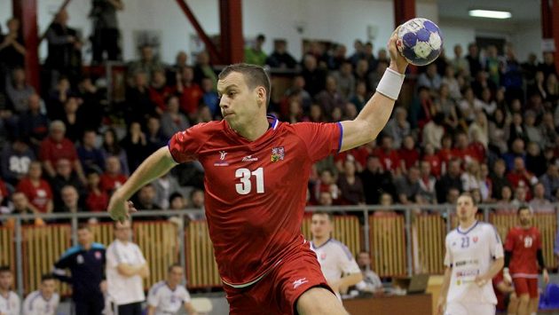 Český házenkář Tomáš Číp během duelu se Slovenskem. Český házenkář Tomáš Číp během duelu se Slovenskem.