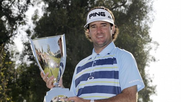Bubba Watson s trofejí pro vítěze Northern Trust Open. Bubba Watson s trofejí pro vítěze Northern Trust Open.