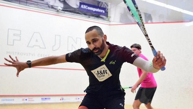 Elitní český squashista Daniel Mekbib v akci s legendárním Janem Koukalem. Elitní český squashista Daniel Mekbib v akci s legendárním Janem Koukalem.