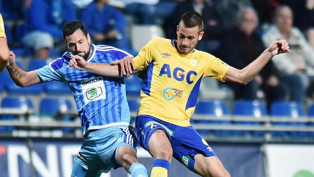 Lukáš Magera (vlevo) z Boleslavi a Michael Lüftner z Teplic bojují o míč v utkání 7. kola Synot ligy. Lukáš Magera (vlevo) z Boleslavi a Michael Lüftner z Teplic bojují o míč v utkání 7. kola Synot ligy.