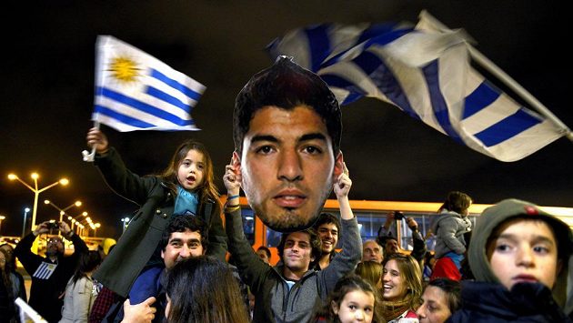 Zatímco celý fotbalový svět Luise Suáreze odsoudil, v Uruguayi je stále nedotknutelnou modlou. Zatímco celý fotbalový svět Luise Suáreze odsoudil, v Uruguayi je stále nedotknutelnou modlou.
