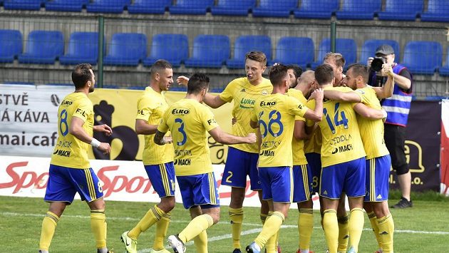 Fotbalisté Zlína se radují z gólu. Fotbalisté Zlína se radují z gólu.