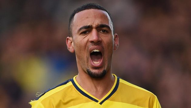 Oxfordský záložník Kemar Roofe jásá po gólu proti Swansea. Oxfordský záložník Kemar Roofe jásá po gólu proti Swansea.