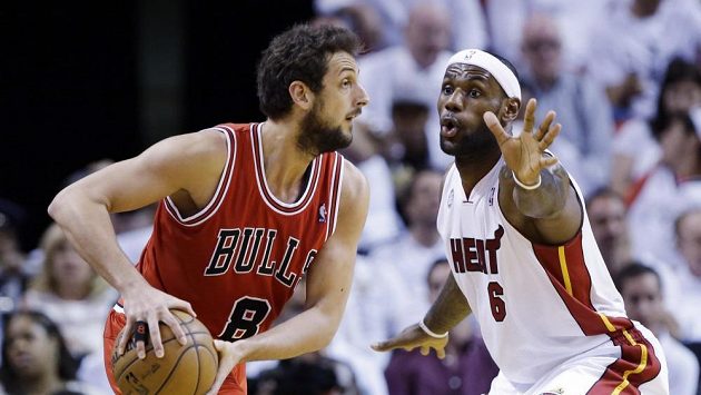 LeBron James (vpravo) pomohl k vítězství Miami 19 body. LeBron James (vpravo) pomohl k vítězství Miami 19 body.