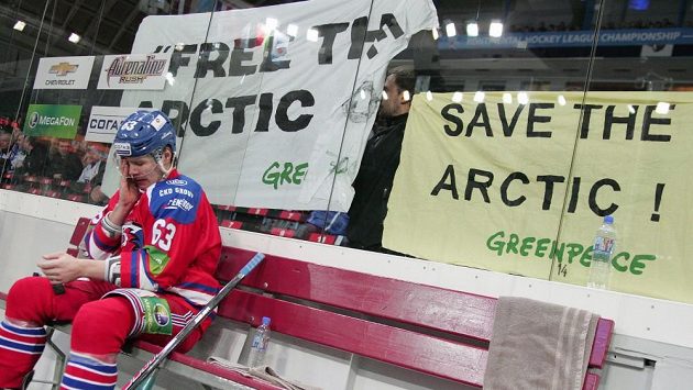 Aktivisté Greenpeace při zápase KHL mezi celky Lev Praha a Avamgard Omsk vyzvali v neděli ruskou společnost Gazprom k ukončení příprav na těžbu ropy v Arktidě. Aktivisté Greenpeace při zápase KHL mezi celky Lev Praha a Avamgard Omsk vyzvali v neděli ruskou společnost Gazprom k ukončení příprav na těžbu ropy v Arktidě.