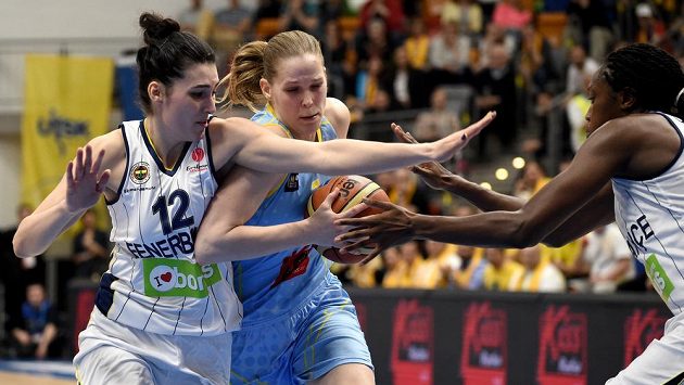 Basketbalistka Alena Hanusová (uprostřed) se ještě v dresu USK Praha snaží prosadit proti Tugce Canitezové z Fenerbahce. Basketbalistka Alena Hanusová (uprostřed) se ještě v dresu USK Praha snaží prosadit proti Tugce Canitezové z Fenerbahce.