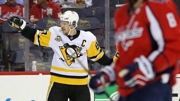 Sidney Crosby se raduje z gólu. Alexandr Ovečkin projíždí, Tučňáci zvládli první play off bitvu. Sidney Crosby se raduje z gólu. Alexandr Ovečkin projíždí, Tučňáci zvládli první play off bitvu.