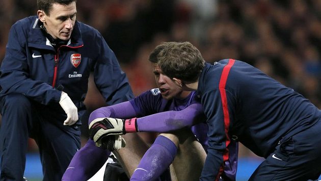 Brankář Arsenalu Wojciech Szczesny (uprostřed) je po srážce s obráncem Manchesteru United Philem Jonesem v péči lékařů. Brankář Arsenalu Wojciech Szczesny (uprostřed) je po srážce s obráncem Manchesteru United Philem Jonesem v péči lékařů.