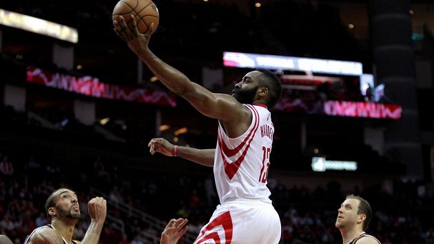 James Harden (13) z Houstonu zakončuje útočnou akci basketbalistů Houstonu. James Harden (13) z Houstonu zakončuje útočnou akci basketbalistů Houstonu.