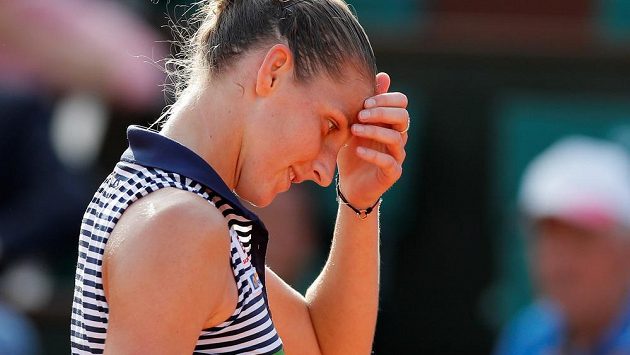 Karolína Plíšková během semifinále Roland Garros. S útokem na místo světové jedničky to zatím české tenistce nevyšlo. Karolína Plíšková během semifinále Roland Garros. S útokem na místo světové jedničky to zatím české tenistce nevyšlo.