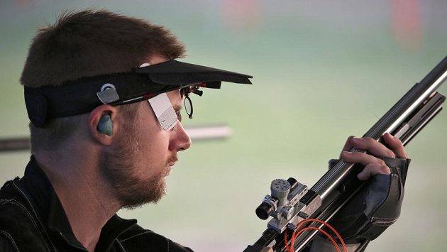 Mattovi Emmonsovi se olympijský závod v libovolné malorážce na 3x40 ran nevydařil. Mattovi Emmonsovi se olympijský závod v libovolné malorážce na 3x40 ran nevydařil.