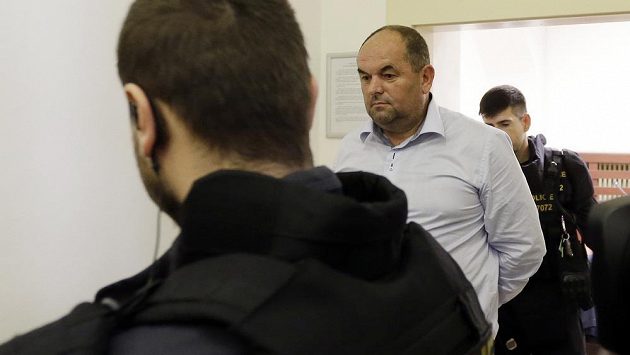 Policie přivádí Miroslava Peltu k soudu, který rozhodoval o jeho vzetí do vazby. Policie přivádí Miroslava Peltu k soudu, který rozhodoval o jeho vzetí do vazby.