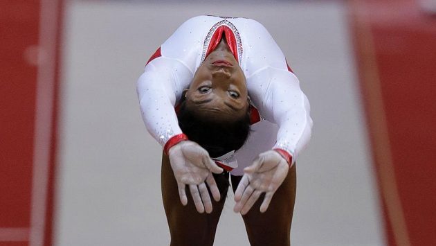Zlatá Američanka Simone Bilesová při přeskoku. Zlatá Američanka Simone Bilesová při přeskoku.
